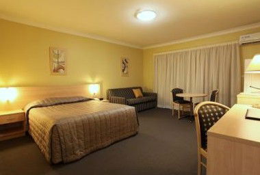 Maclin Lodge Motel - Tourism Adelaide 4