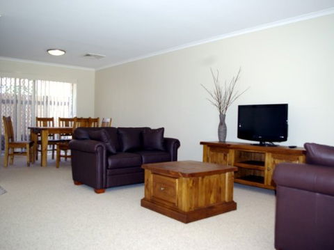 Fairways Bed And Breakfast At Jerilderie - Tourism Adelaide 2