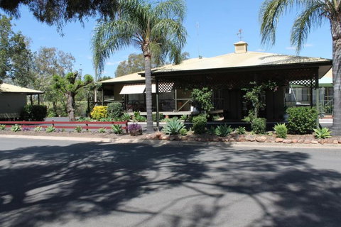 Lake Forbes Motel - Tourism Adelaide 0