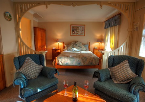 Honeysuckle Cottages And The Rocks Restaurant - Tourism Adelaide 0