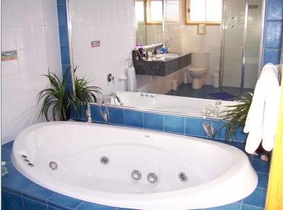 Bateau Bay Beachfront Luxury Accomodation - Tourism Adelaide 0