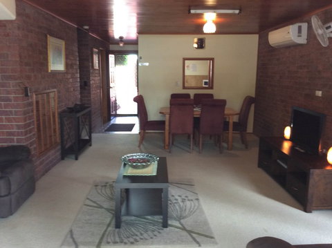 Cleveland Visitor Villas Motel & Shailer Park Garden Villas - Tourism Adelaide 8