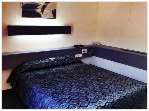 Emerald Meteor Motel - Tourism Adelaide 0