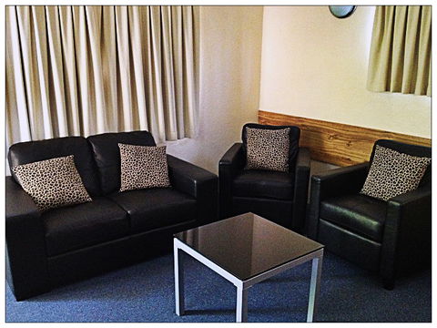 Emerald Meteor Motel - Tourism Adelaide 1