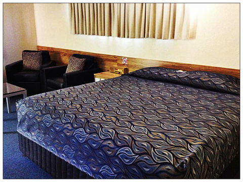 Emerald Meteor Motel - Tourism Adelaide 2