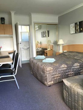 White Manor Motel - Tourism Adelaide 4