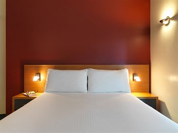 Ibis Melbourne Little Bourke Street - Tourism Adelaide 1