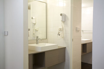 Ibis Melbourne Hotel And Apartments - Tourism Adelaide 13