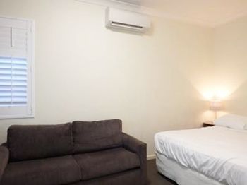 Naughtons Parkville Hotel - Tourism Adelaide 1