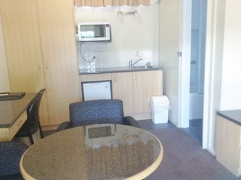 Ashton Townhouse Motel And Suites - Tourism Adelaide 4