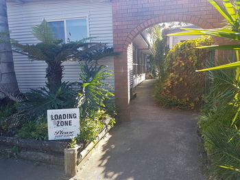 Bentley Waterfront Motel & Cottages - Tourism Adelaide 0