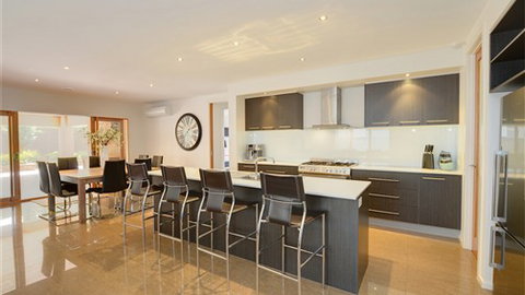 Newington Lake House - Tourism Adelaide 3