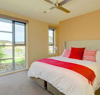 Canadian Lakehouse - Tourism Adelaide