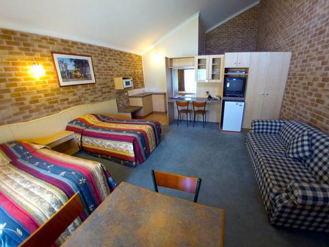 Country Gardens Motor Inn - Tourism Adelaide 0