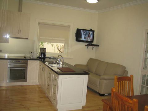 MacDonnell House (Naracoorte Cottages) - Tourism Adelaide 3