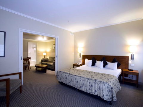 Quality Hotel Batman's Hill On Collins - Tourism Adelaide 2
