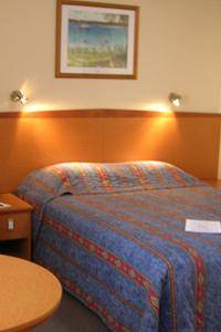 Reef Motor Inn - Tourism Adelaide 0