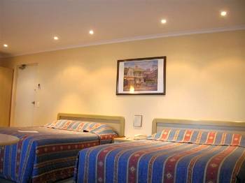Reef Motor Inn - Tourism Adelaide 1