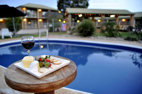 Statesman Motor Inn - Tourism Adelaide 0