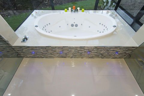 The Feathered Nest - Luxury Wildlife Retreat - Tourism Adelaide 1