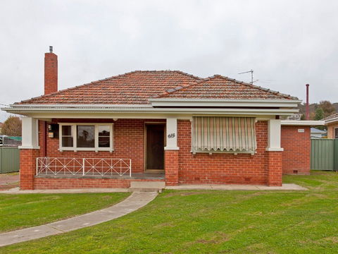 Red Brick Beauty - Tourism Adelaide 0