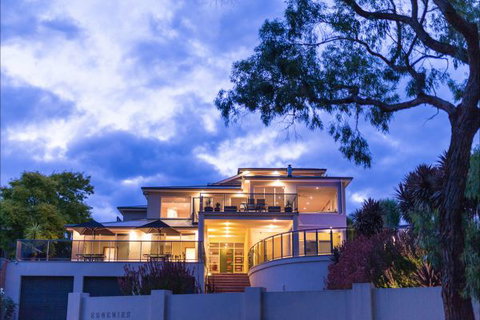 Eugenie's Luxury Accommodation - Tourism Adelaide 0