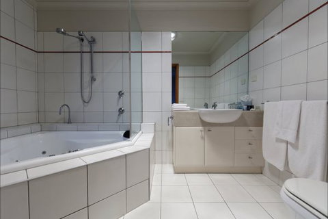 Eugenie's Luxury Accommodation - Tourism Adelaide 4