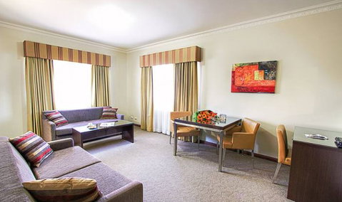 Governor Macquarie Motor Inn - Tourism Adelaide 1