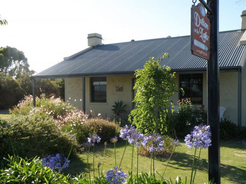 Dalton On The Lake - Tourism Adelaide 1