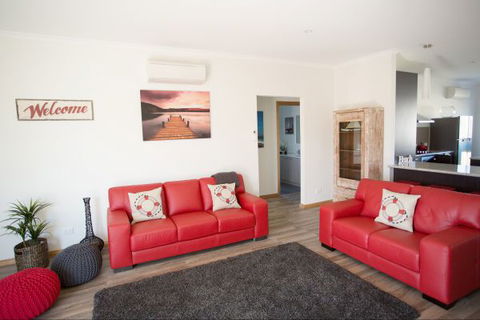 RED FIN Part Of BLUE FIN HOLIDAY HOMES - Tourism Adelaide 0