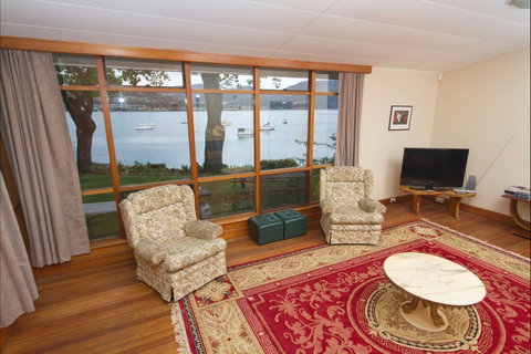 Waterside Accommodation - Derwent Hideaway - Tourism Adelaide 3