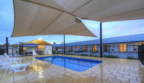 Red Earth Motel - Tourism Adelaide 0