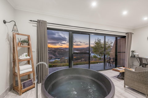 Eagle View Escape - Tourism Adelaide 0