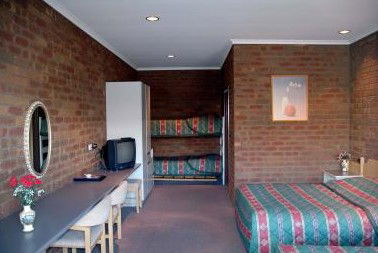 Fountain Court Motor Inn - Tourism Adelaide 1