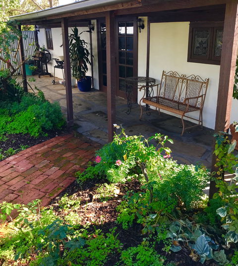 3 Divas Accommodation - The Moscato Cottage - Tourism Adelaide 0