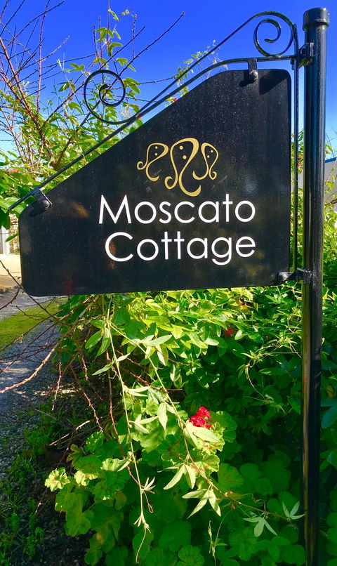 3 Divas Accommodation - The Moscato Cottage - Tourism Adelaide 1