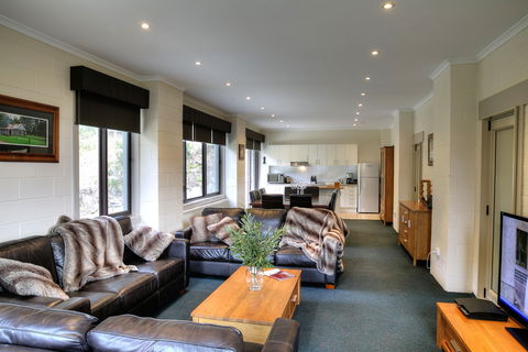 Cedarwood Apartments - Tourism Adelaide 0