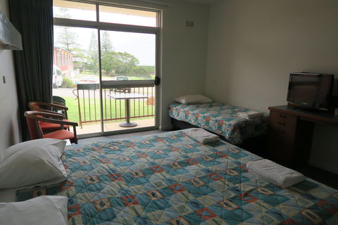 Tathra Hotel - Motel - Tourism Adelaide 2