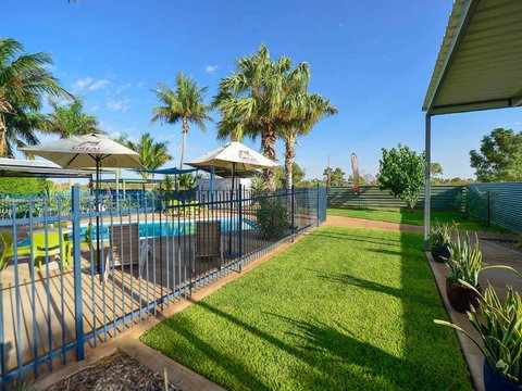 Devils Marbles Hotel - Tourism Adelaide 1