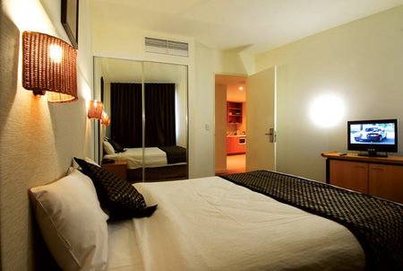 Golden Pebble Hotel - Tourism Adelaide 0