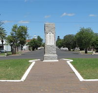 War Memorial and Heroes Avenue Roma - Tourism Adelaide