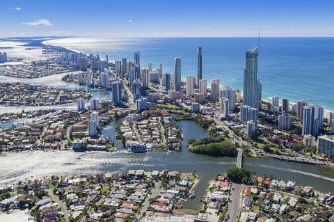 Gold Coast Airport Transfers : Airport OOL To Gold Coast City In Luxury Car - Tourism Adelaide 4