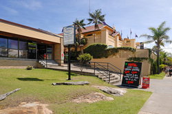 Harbord Beach Hotel - Tourism Adelaide 3