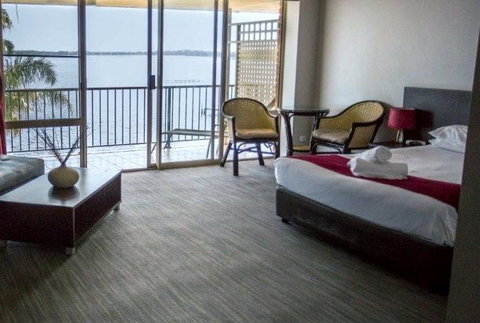 The Beachcomber Hotel - Tourism Adelaide 0