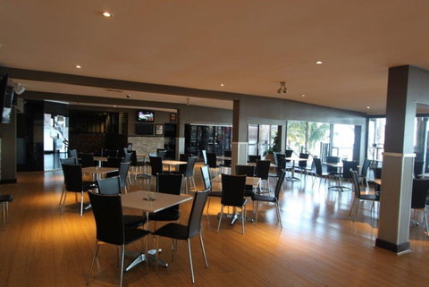 The Beachcomber Hotel - Tourism Adelaide 3