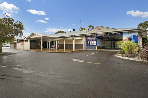 Lakeside Village Tavern - Tourism Adelaide 3