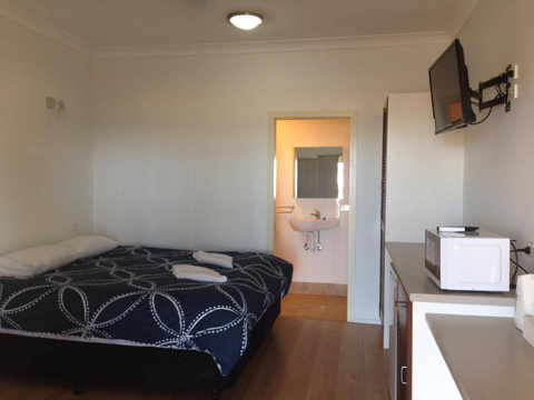 Pine Beach Hotel-Motel - Tourism Adelaide 5