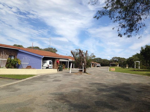 Emu Beach Chalets - Tourism Adelaide 0