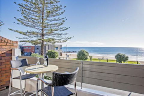 Beachfront Voyager Motor Inn - Tourism Adelaide 0