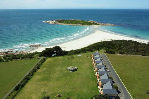 Diamond Island Resort & Bicheno Penguin Show - Tourism Adelaide 0
